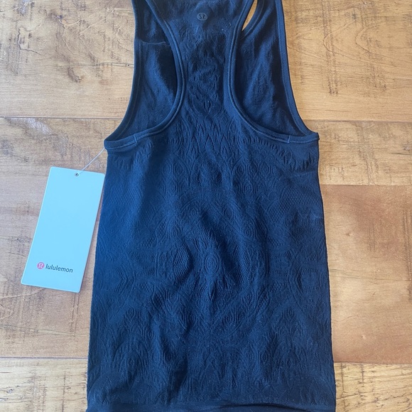 Lululemon tank top with mesh detail - Picture 3 of 3